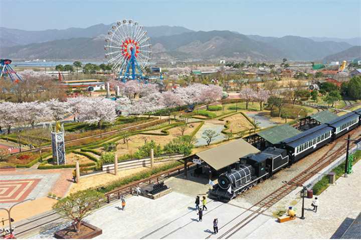 谷城火车村